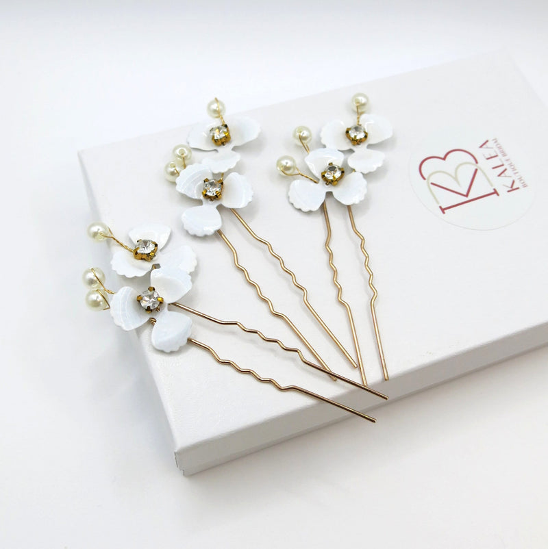 White Metal Flower Bride 3 PC Hairpin Set, Wedding Floral Minimalist Hair Pins, Bridesmaid Gold Wire Flower Hairpiece - KaleaBoutique.com