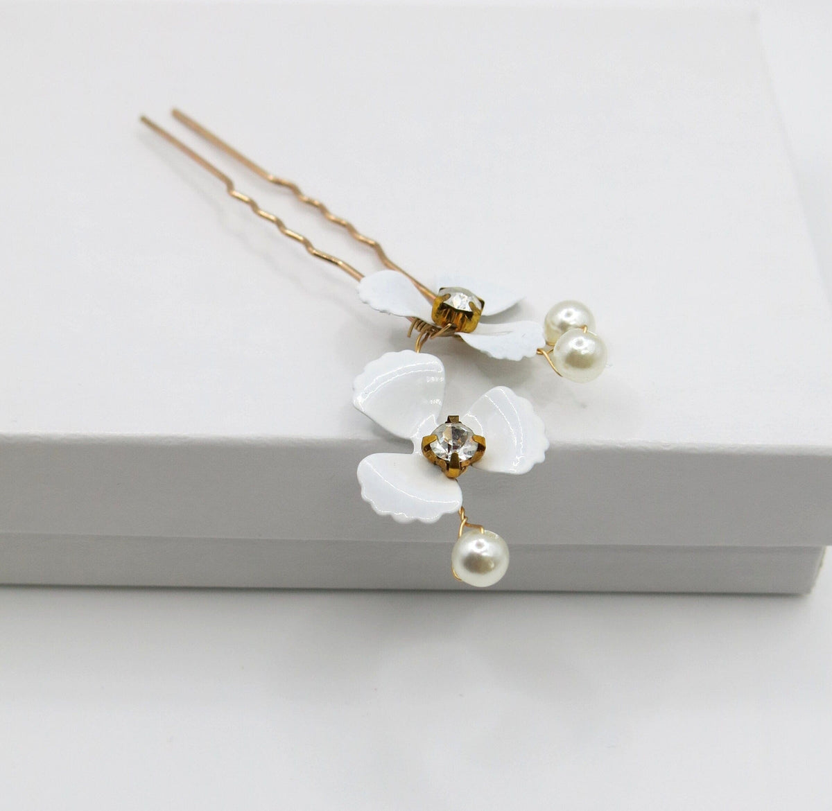 White Metal Flower Bride 3 PC Hairpin Set, Wedding Floral Minimalist Hair Pins, Bridesmaid Gold Wire Flower Hairpiece - KaleaBoutique.com